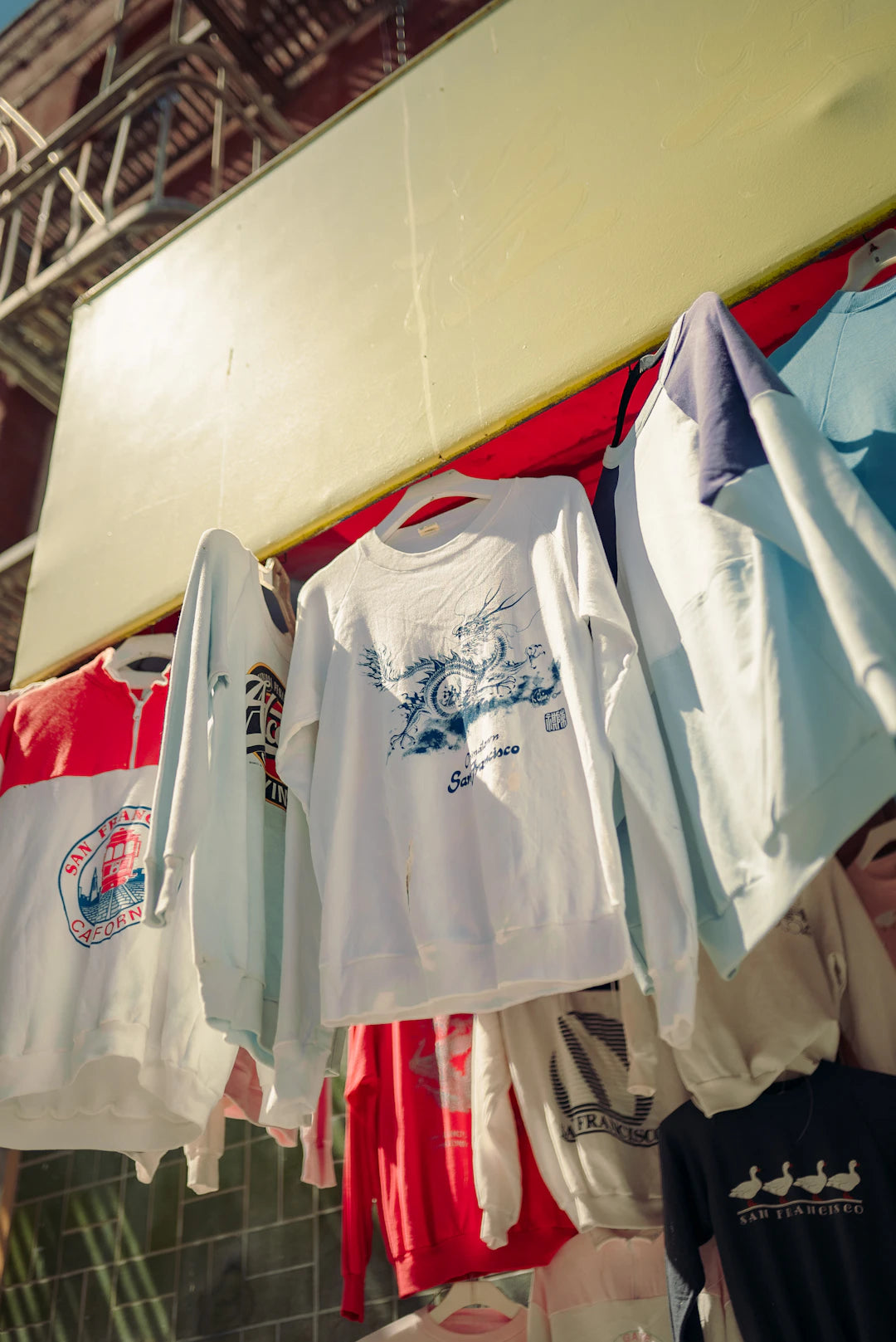 Merch som ger tillbaka Välgörenhet och företagande