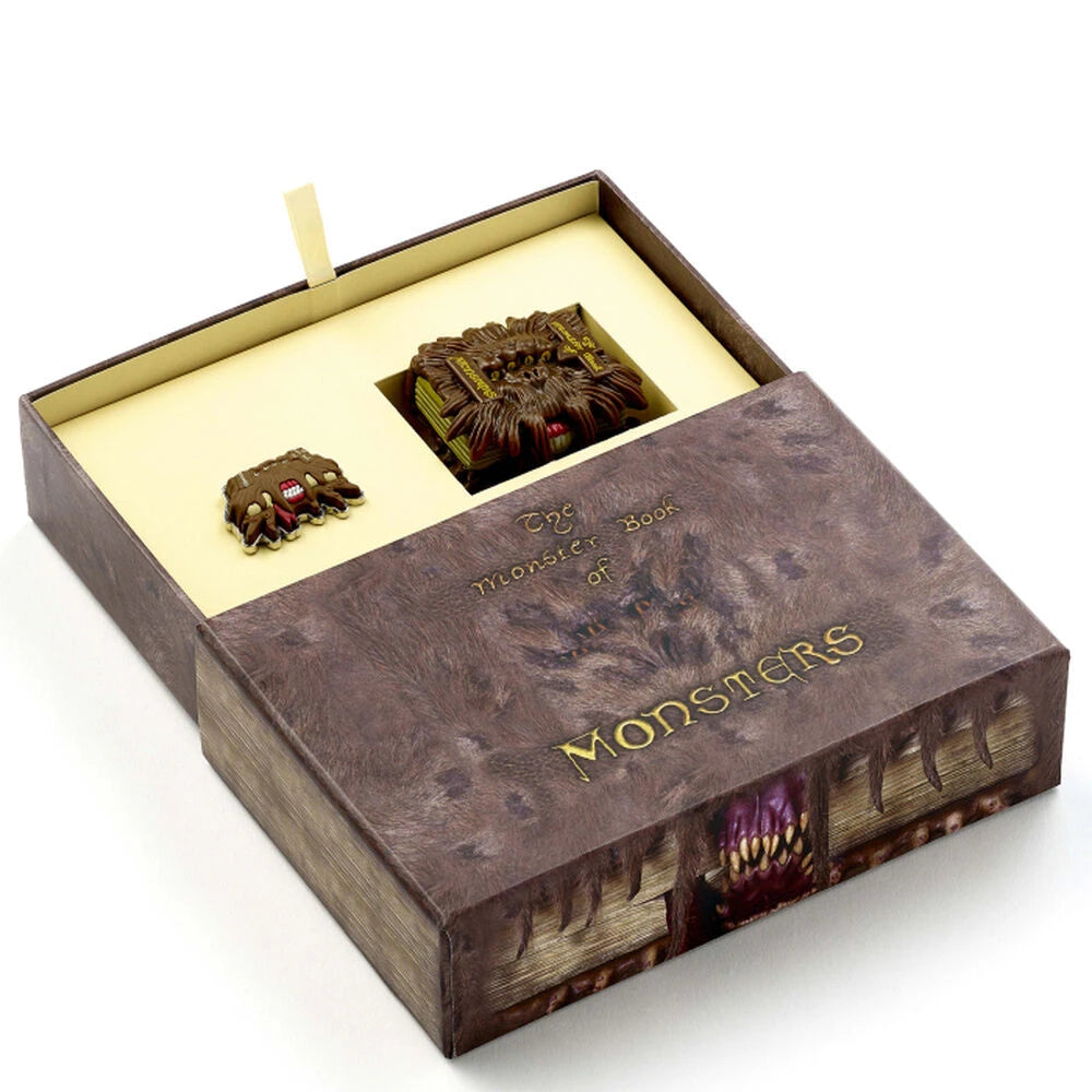 Harry Potter Monster Book presentbox med Nyckelring och pin-badge