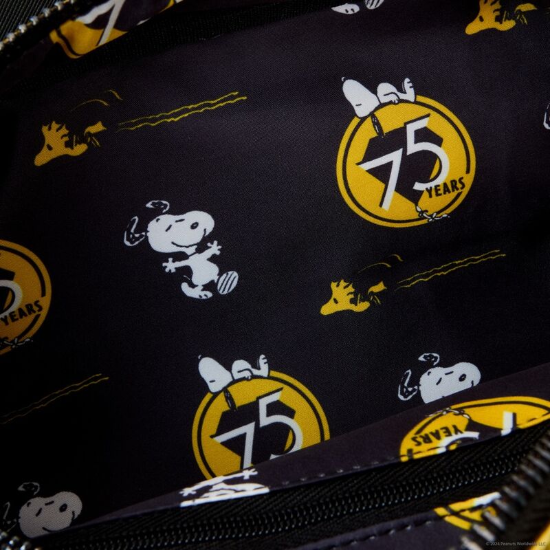 Loungefly Peanuts 75-års Jubileum Snoopy Sleeping Doghouse Crossbody Väska