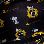 Loungefly Peanuts 75-års Jubileum Snoopy Sleeping Doghouse Crossbody Väska