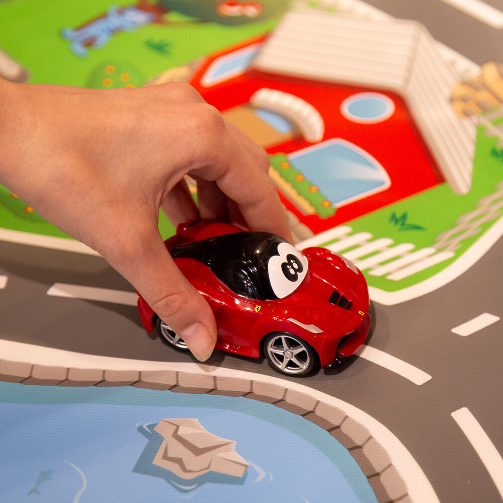 Circuit + Ferrari Bil - Perfekt Lek och Dekor